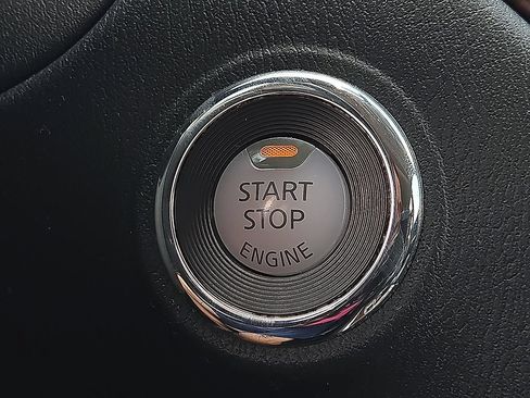Used 2019 Nissan Pathfinder Platinum FWD image 17