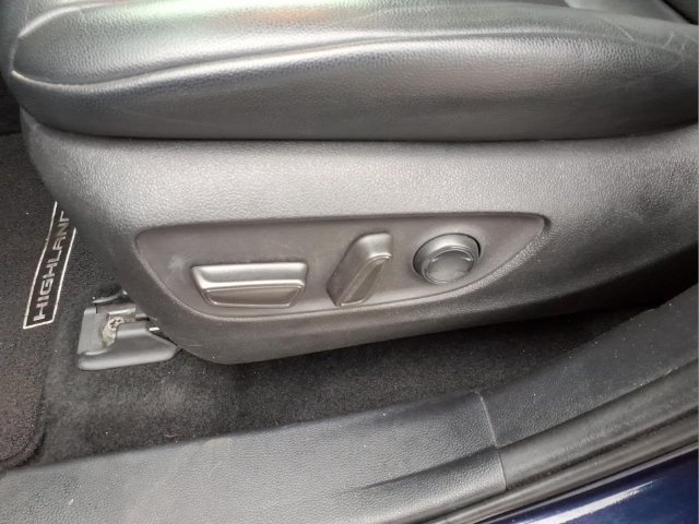 Used 2022 Toyota Highlander XLE FWD image 15