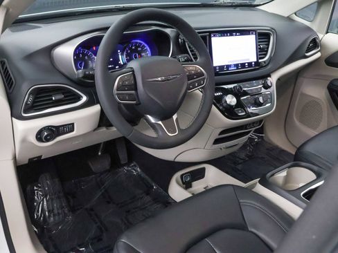 Used 2023 Chrysler Pacifica Touring-L FWD image 4