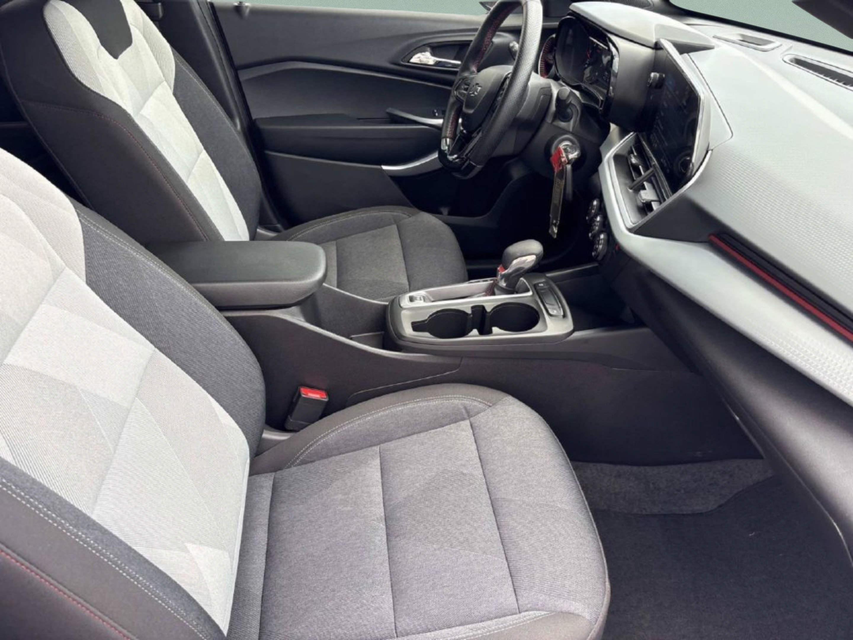 Used 2025 Chevrolet Trax RS FWD image 24