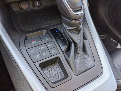 Used 2022 Toyota RAV4 XLE Premium image 21