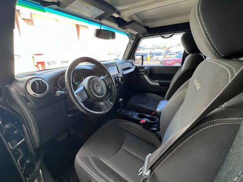 Used 2017 Jeep Wrangler Unlimited Sahara AWD/4WD image 12