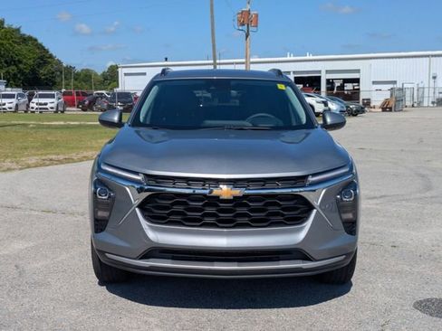 Used 2025 Chevrolet Trax LT FWD image 8
