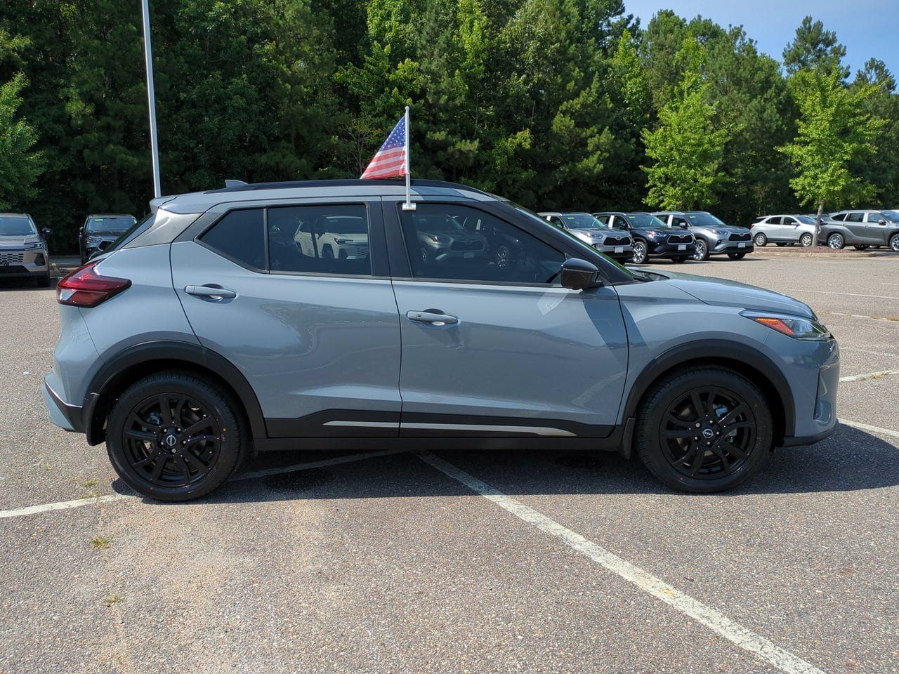 Used 2023 Nissan Kicks SR FWD image 3