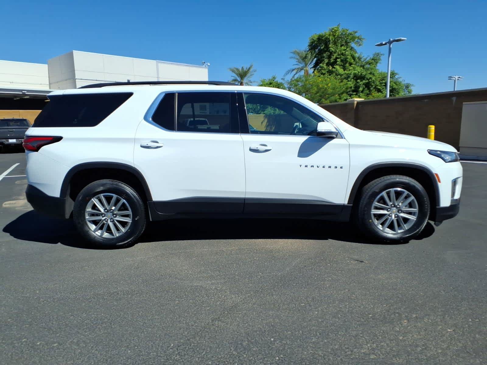 Used 2023 Chevrolet Traverse LT FWD image 3