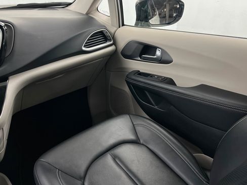 Used 2024 Chrysler Pacifica Touring-L FWD image 11