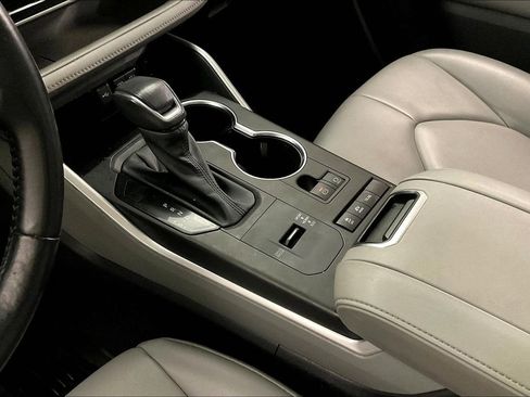 Used 2021 Toyota Highlander XLE image 17