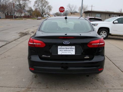 Used 2018 Ford Focus SE w/ SE Appearance Package image 4