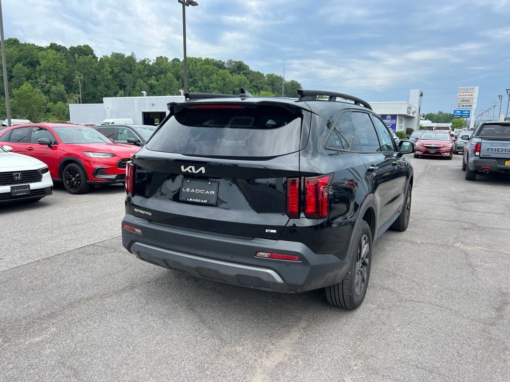 Used 2023 Kia Sorento S w/ Panoramic Sunroof Package AWD/4WD image 5