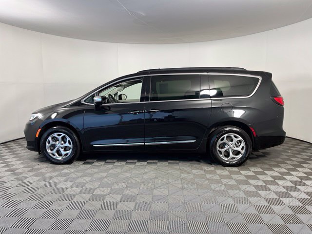 Used 2023 Chrysler Pacifica Limited AWD/4WD image 4