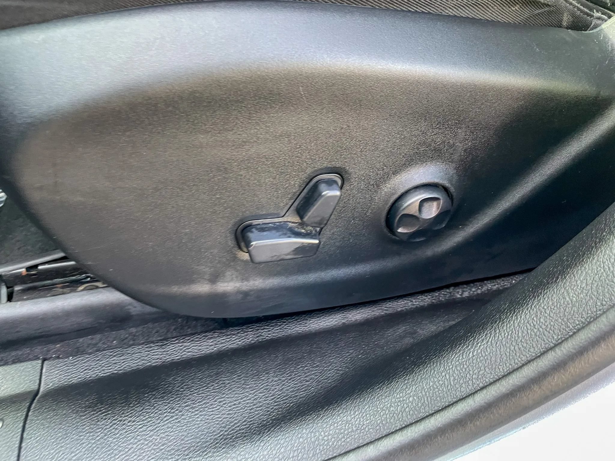 Used 2019 Jeep Cherokee Latitude Plus AWD/4WD image 25