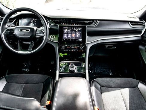 Used 2024 Jeep Grand Cherokee L Laredo image 29