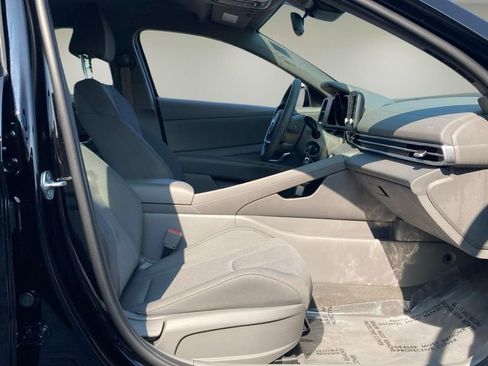 Used 2023 Hyundai Elantra SE image 13