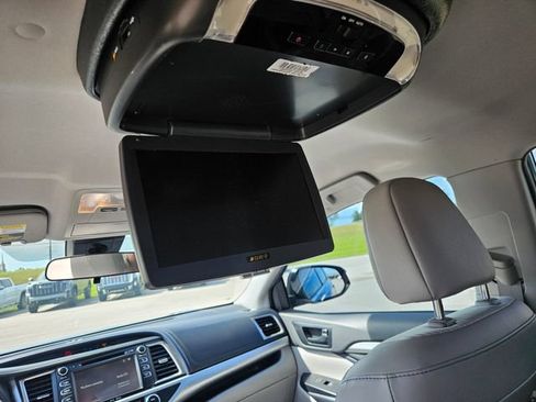 Used 2019 Toyota Highlander Plus FWD image 26