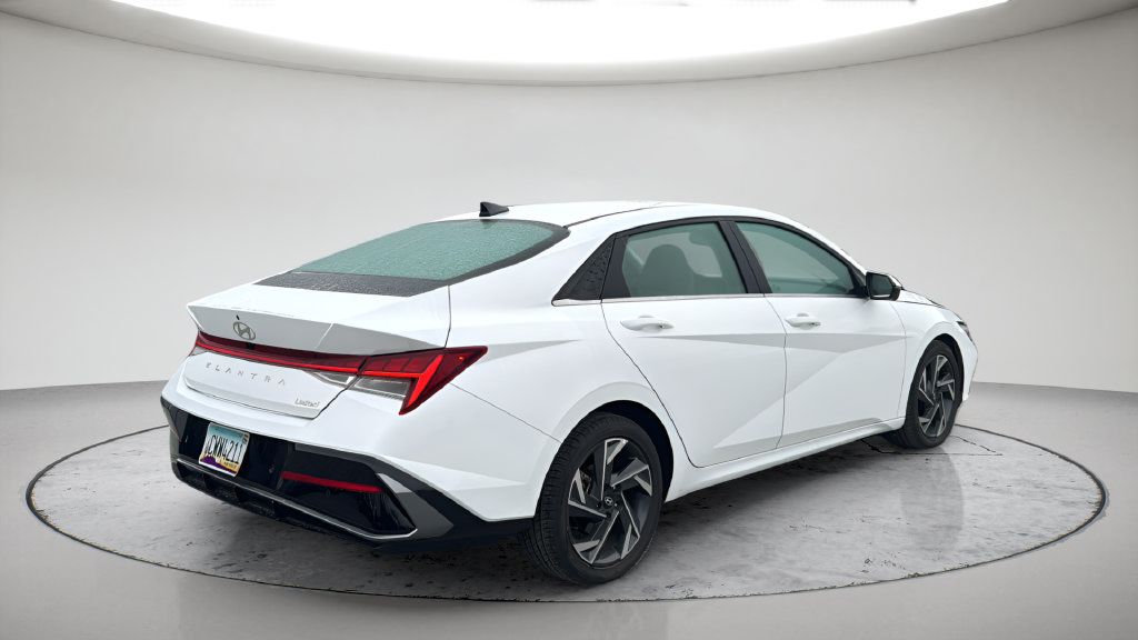 Used 2024 Hyundai Elantra Limited FWD image 10