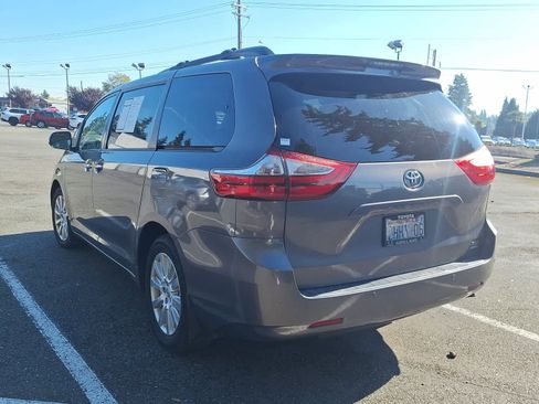 Used 2017 Toyota Sienna XLE Premium image 5