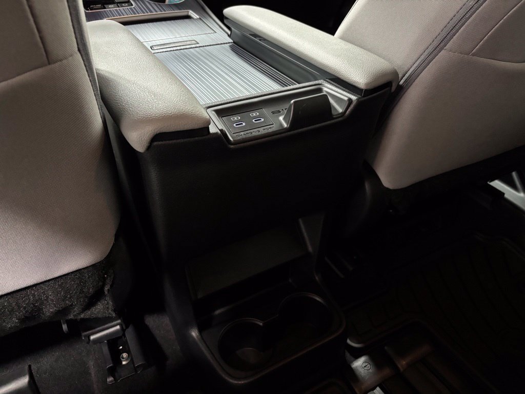 Used 2026 Toyota Sienna LE FWD image 50