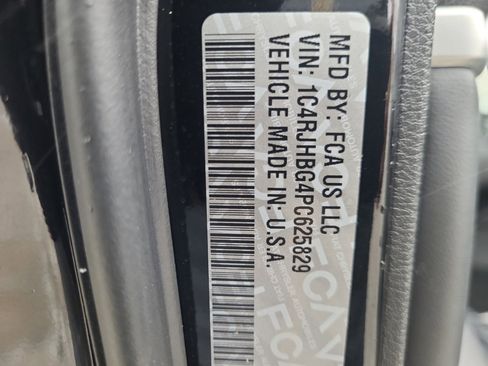 Used 2023 Jeep Grand Cherokee Limited w/ Luxury Tech Group II image 39