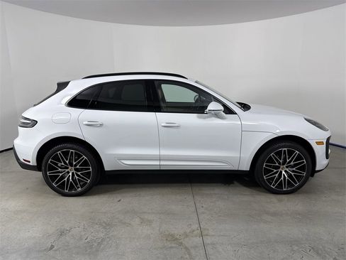 Certified 2025 Porsche Macan image 8