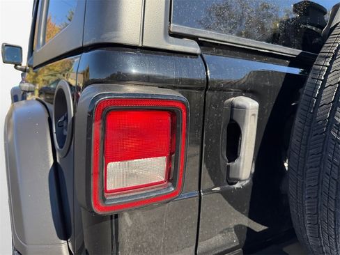 Used 2022 Jeep Wrangler Unlimited Sport image 19