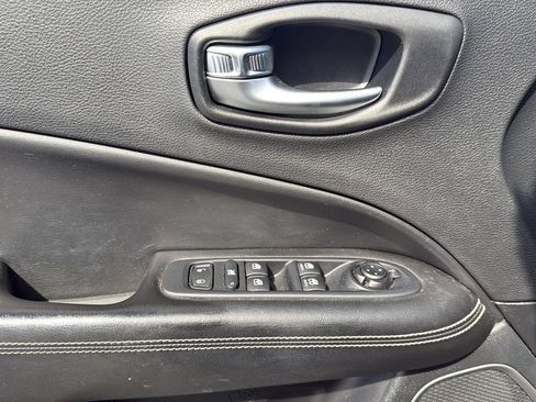 Used 2021 Jeep Compass Latitude w/ Sun and Sound Group AWD/4WD image 9