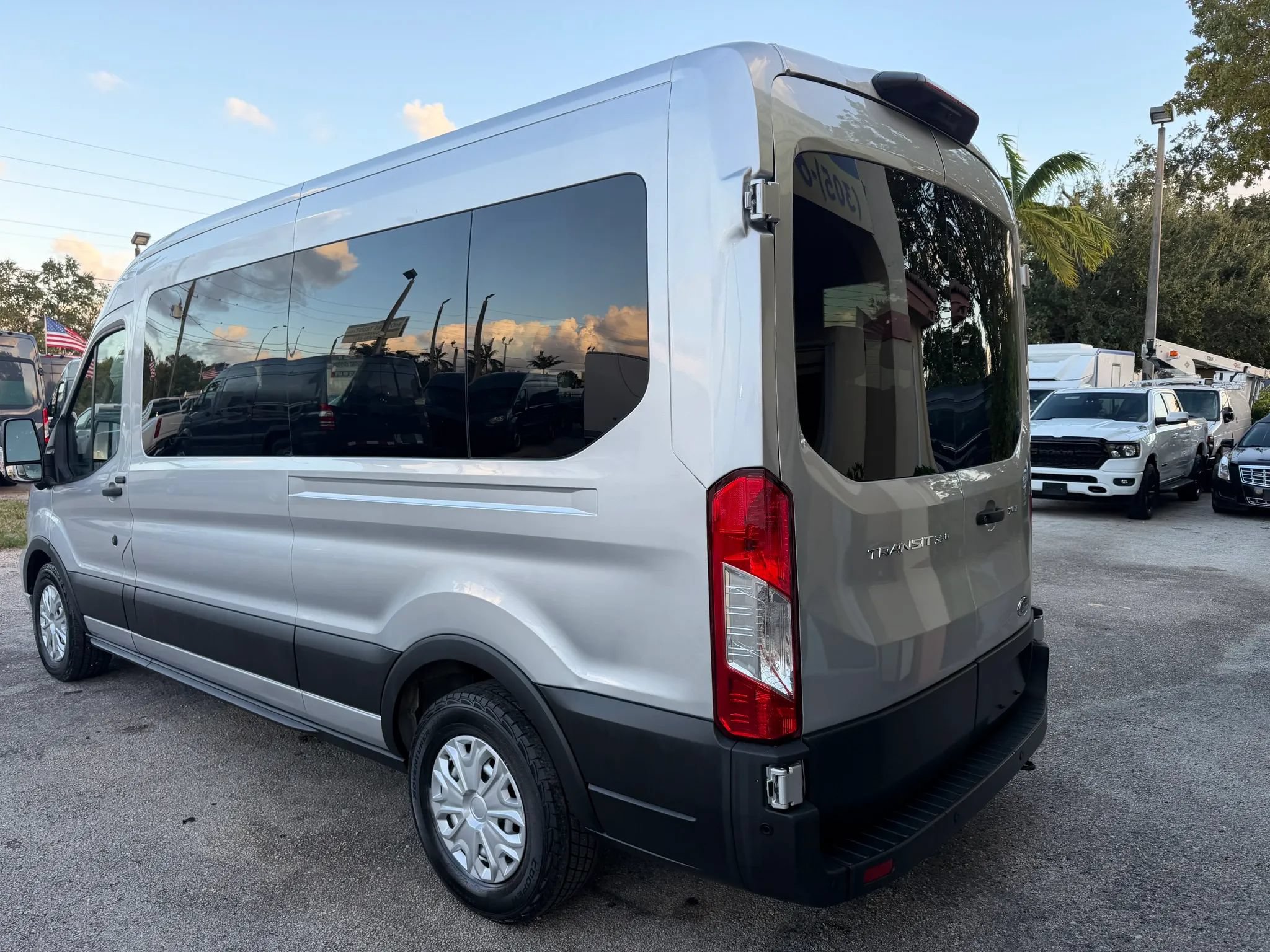 Used 2022 Ford Transit 350 XLT RWD image 4