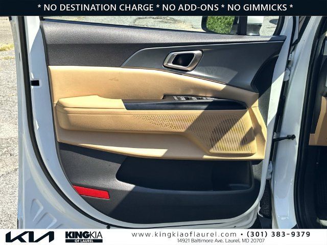 Used 2023 Kia Carnival LX FWD image 19