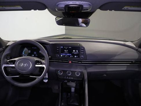 Used 2024 Hyundai Elantra SE FWD image 18