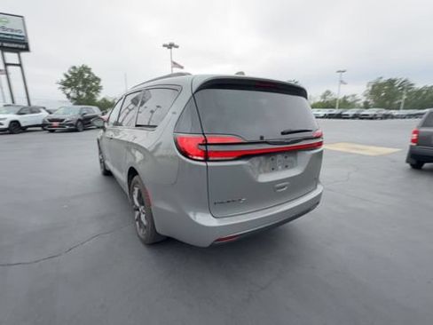 Used 2021 Chrysler Pacifica Touring-L w/ Uconnect Theater Family Group AWD/4WD image 7