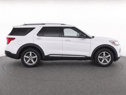 Used 2018 Ford Explorer XLT w/ Equipment Group 202A FWD image 11