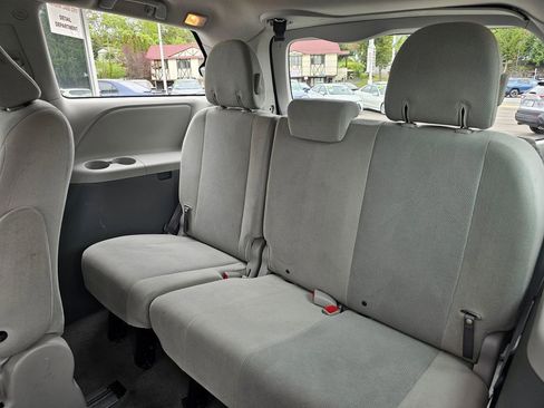Used 2011 Toyota Sienna w/ Towing Pkg FWD image 17