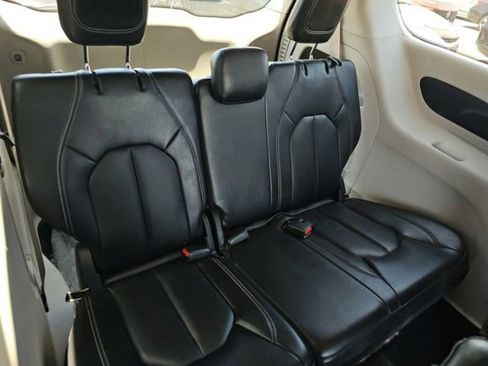 Used 2024 Chrysler Pacifica Touring-L FWD image 9