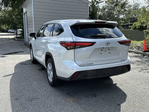 Used 2023 Toyota Highlander LE AWD/4WD image 4