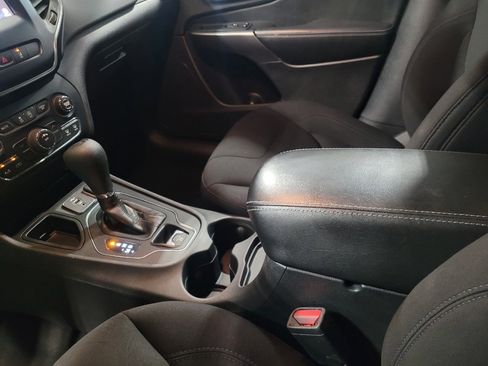 Used 2021 Jeep Cherokee Latitude FWD image 26