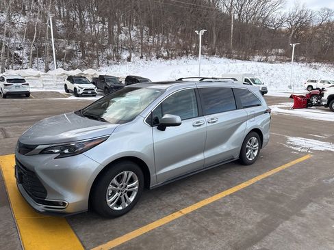 Used 2024 Toyota Sienna Platinum image 18