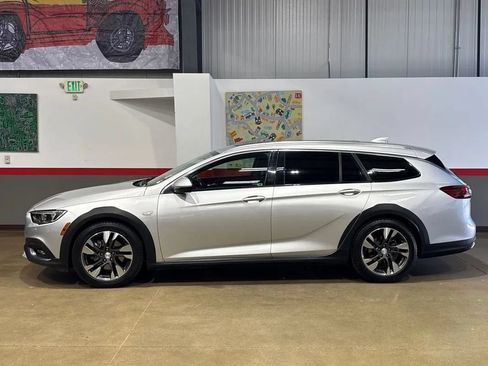 Used 2018 Buick Regal Essence w/ Sights and Sounds Package AWD/4WD image 9