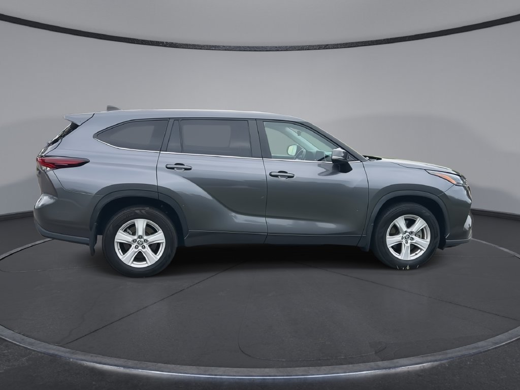 Used 2024 Toyota Highlander LE AWD/4WD image 9
