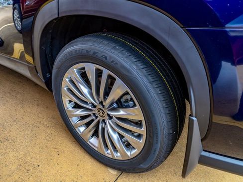 New 2026 Toyota Highlander Platinum AWD/4WD image 6