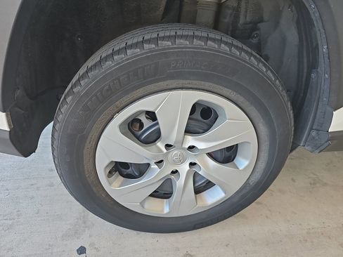 Used 2022 Toyota RAV4 LE FWD image 17