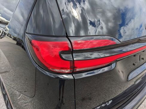 Used 2025 Chrysler Pacifica Limited image 11