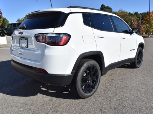 New 2026 Jeep Compass Latitude image 9