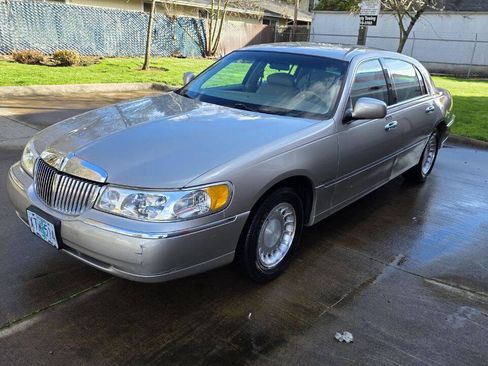 Used 2000 Lincoln Town Car Executive image 1