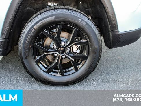 Used 2025 Jeep Grand Cherokee Altitude AWD/4WD image 15