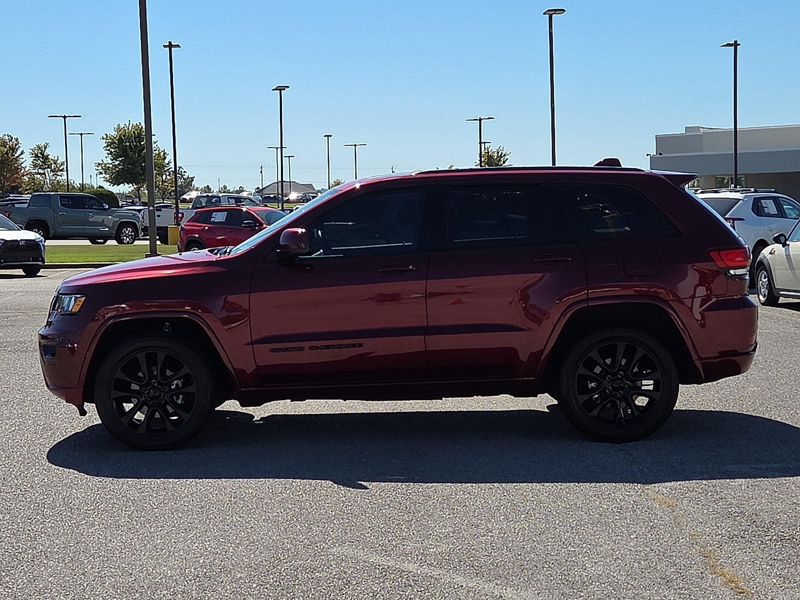 Used 2019 Jeep Grand Cherokee Altitude AWD/4WD image 3