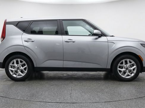 Used 2025 Kia Soul LX w/ LX Technology Package FWD image 11