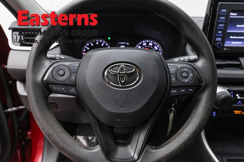 Used 2021 Toyota RAV4 LE AWD/4WD image 10