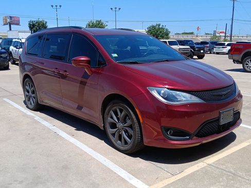 Used 2019 Chrysler Pacifica Touring-L FWD image 5