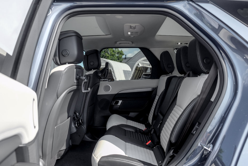 New 2026 Land Rover Discovery Limited Edition AWD/4WD image 15