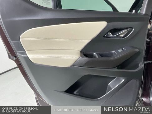 Used 2022 Chevrolet Traverse LT FWD image 16