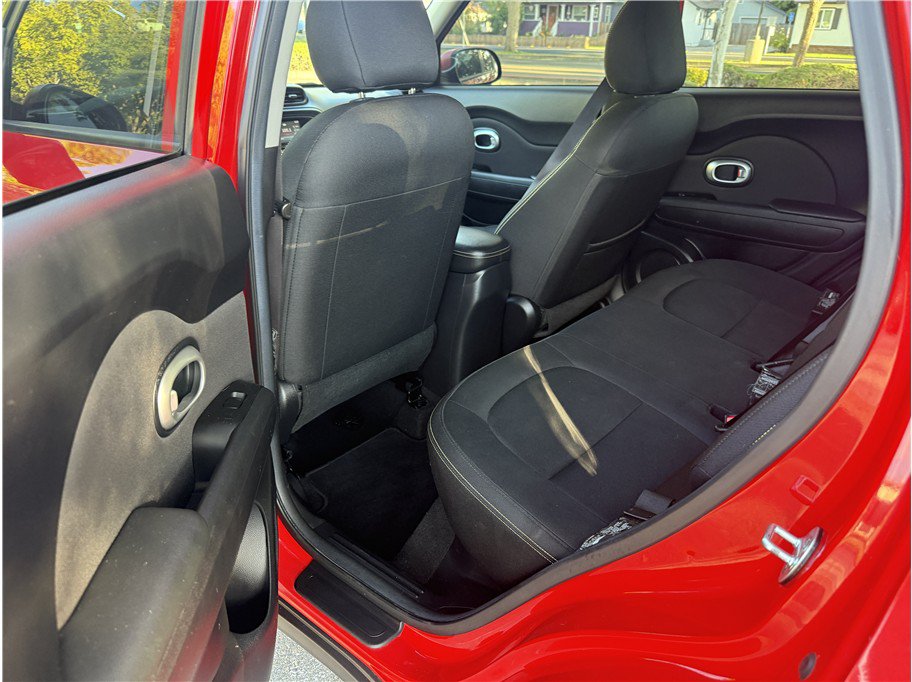 Used 2016 Kia Soul + FWD image 10